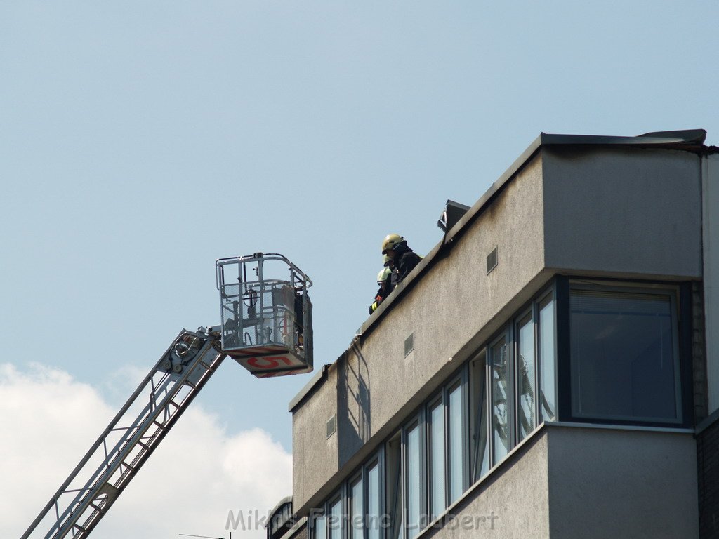 Brand Flachdach Koeln Agnesviertel  Huelchratherstr   P071.JPG